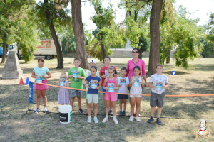 Játékos gyermek teniszfoglalkozás