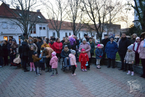 Az adventi koszorún már ég az első gyertya 2019.december 1.